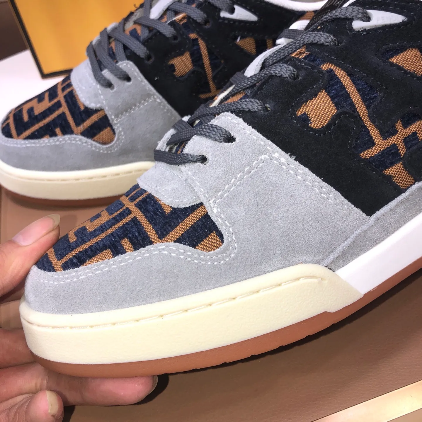 Men's men's shoes 💰600💰 Fendi 2023 latest couple model 🔥 Many 💑 stars have the same style FD match Original one-to-one replica Designer Kim Jones's first sneaker fendi match and Donkey brand Trainer basketball sneakers Material: Original silk leather Lining: Breathable mesh Packaging: Original 1:1 matching high-end packaging Size: Female 35-40 Male 38-44 (45 46. Custom-made (no return or exchange)